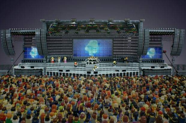 riesen-lego-rock-stadion-das-konzert-einfach-mal-selbst-gebaut