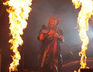 Hauptmann „Universe“ von Feuerschwanz über das Feuertanz Festival und der Zusammenarbeit mit Iron Maiden!