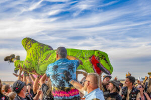 Dino beim Crowdsurfen
