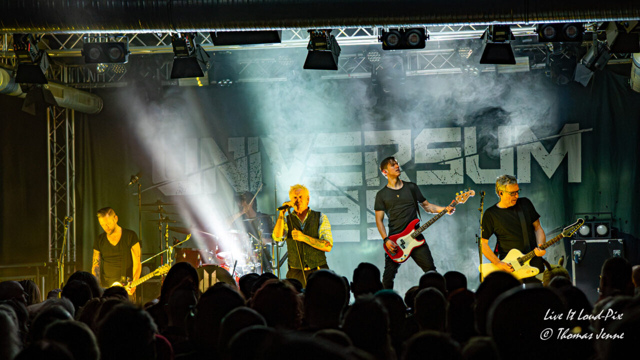 UNIVERSUM25 trotzen der Weltuntergangsstimmung und bringen das ausverkaufte „Im Wizemann“ zum  Beben – Konzertbericht vom Auftritt in Stuttgart von der „Die Maschinen wollen leben -Tour 2026“